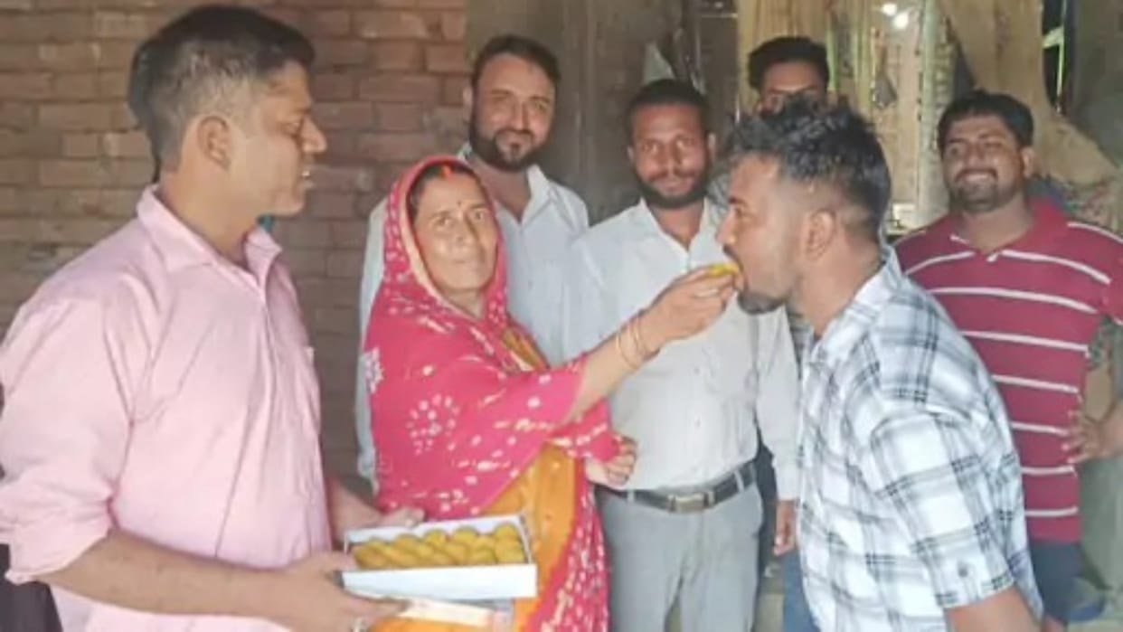 Bihar News : how a cook passed scientific assistant grade B exam with hard struggle for government job