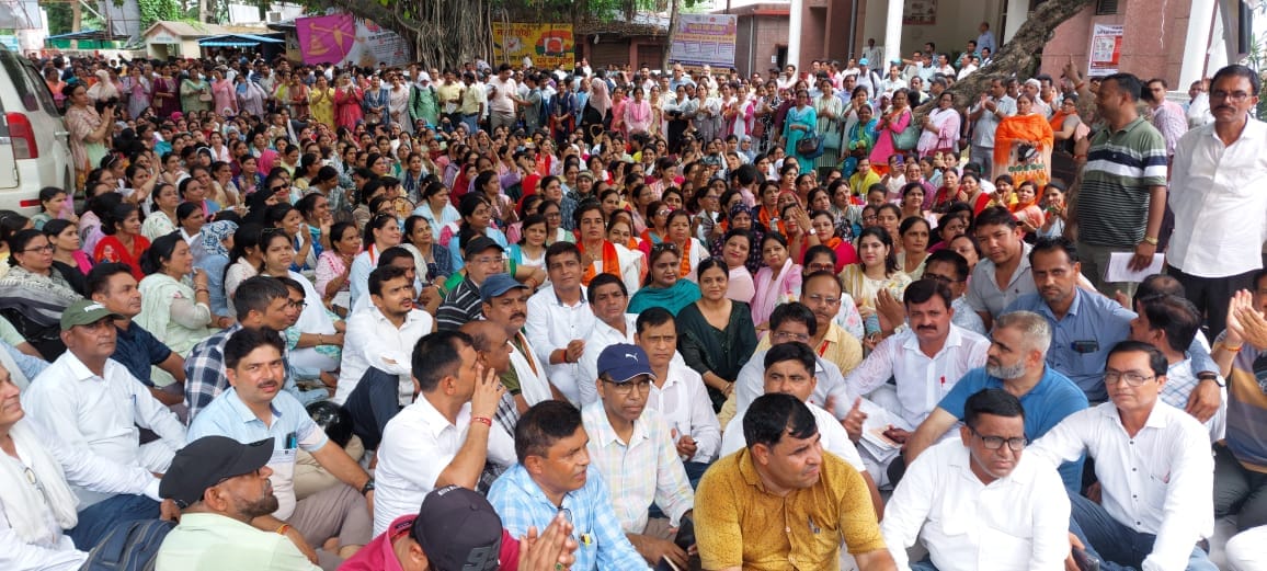 Teachers Protested in Bijnor Collectorate against online attendance, announced complete boycott