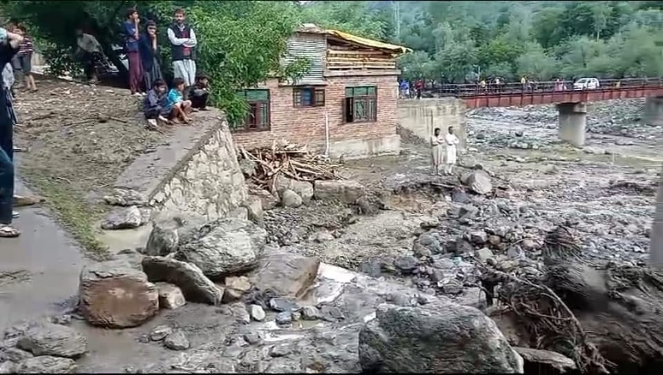 jammu kashmir : Cloudburst Hits Anantnag dooru Village Damages House