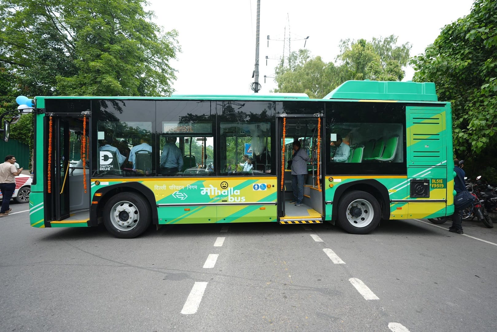 Carpooling vs Public Transport: The Smartest and Most Cost-Effective Way to Commute to Office in hindi
