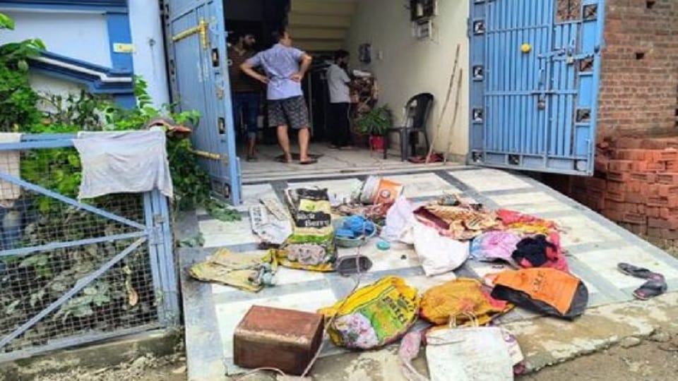 Flood in UP ruined household goods by Flood in Shahjahanpur