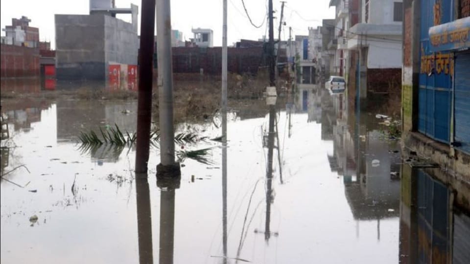 Flood in UP ruined household goods by Flood in Shahjahanpur