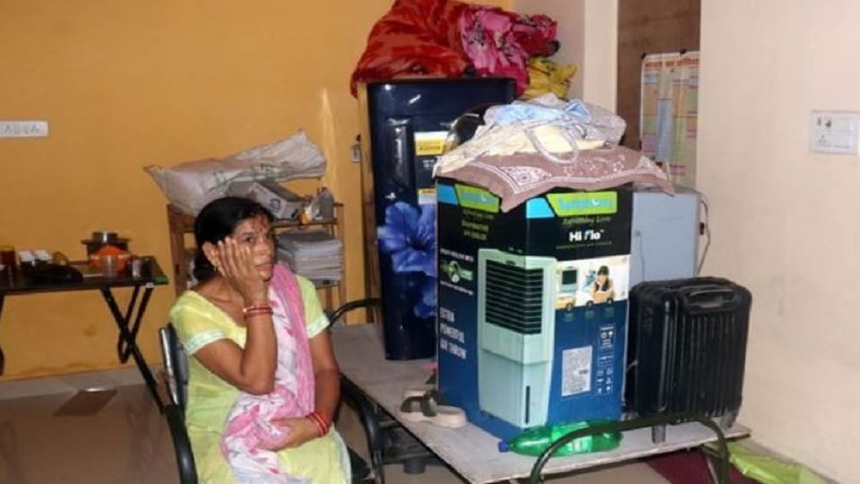 Flood in UP ruined household goods by Flood in Shahjahanpur