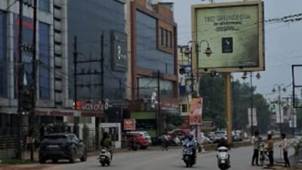 three robbers snatched a youth mobile and attacked him with a knife in Raipur