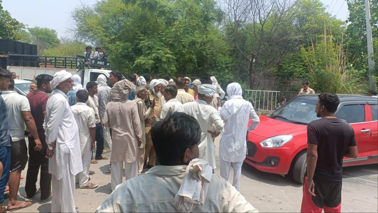 Hisar: Farmers blocked road due to lack of water in Sundar Branch and Petwad Distributary Canal