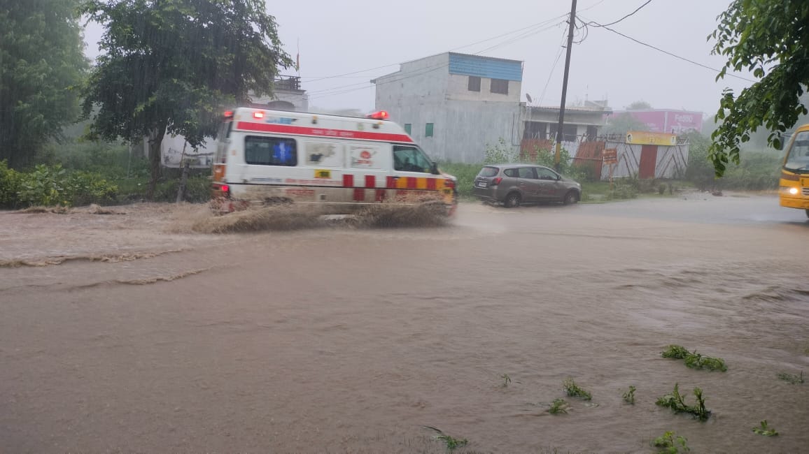 Khandwa: Rain wreaked havoc in Khandwa, at some places crops were destroyed and at some places roads were wash