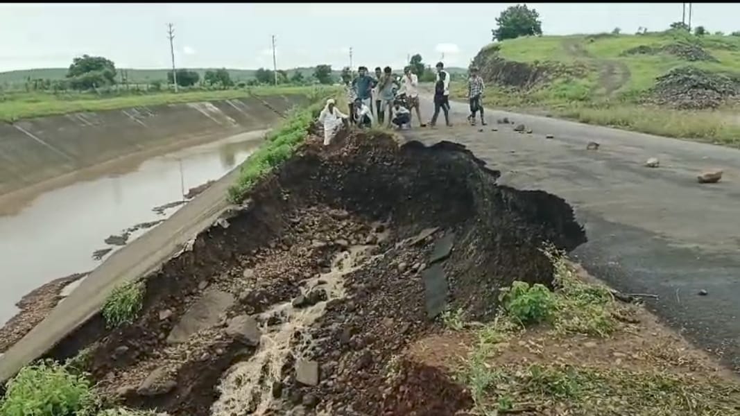 Khandwa: Rain wreaked havoc in Khandwa, at some places crops were destroyed and at some places roads were wash
