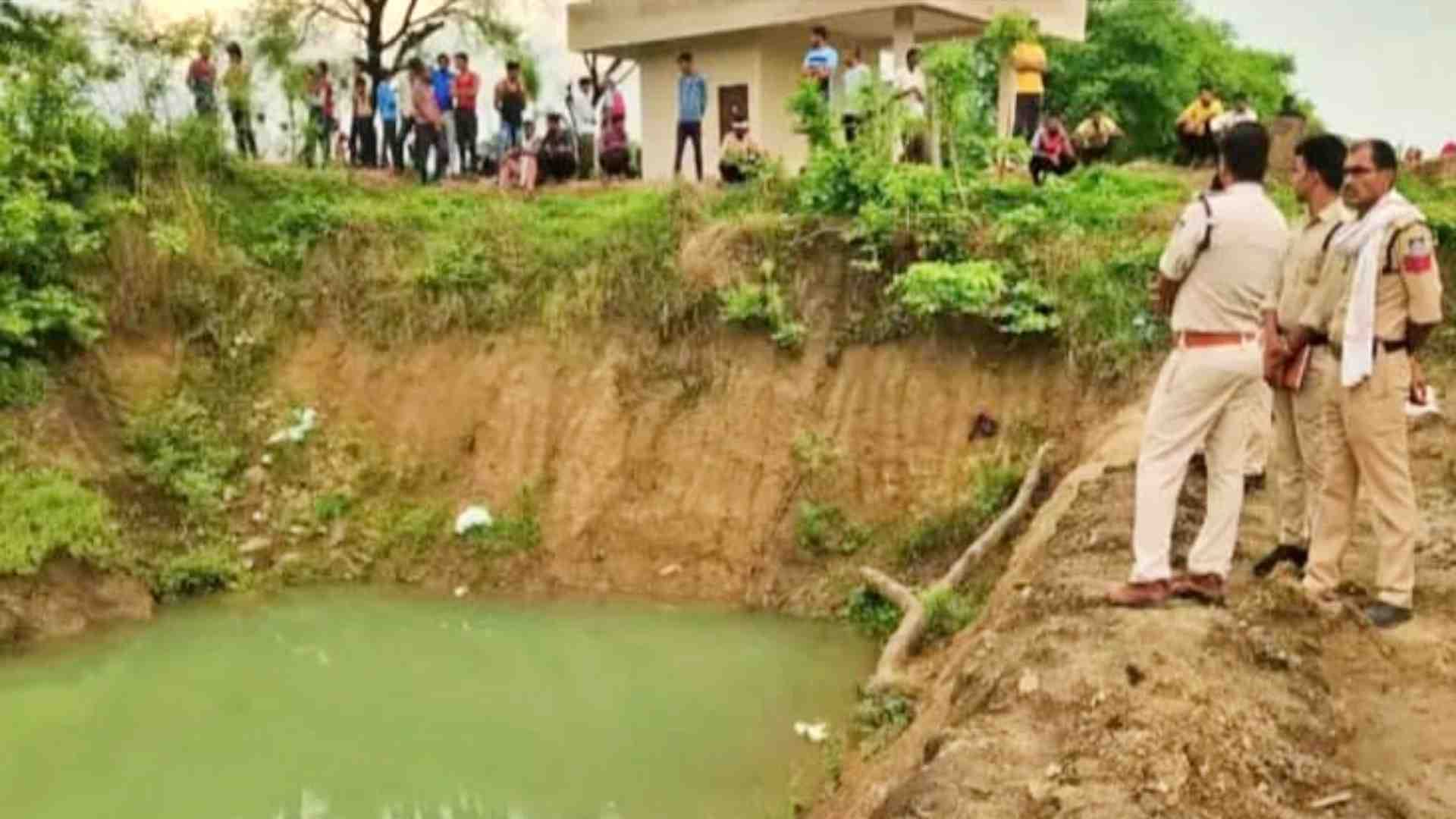 खेत में बनी पानी की डबरी।