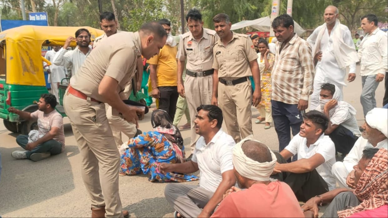 Charkhi Dadri: Doctors went on strike, troubled patients blocked the road