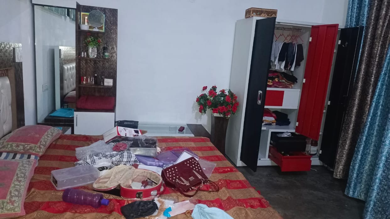 Robbery by taking hostage in Muzaffarnagar, miscreant entered the shop wearing a burqa