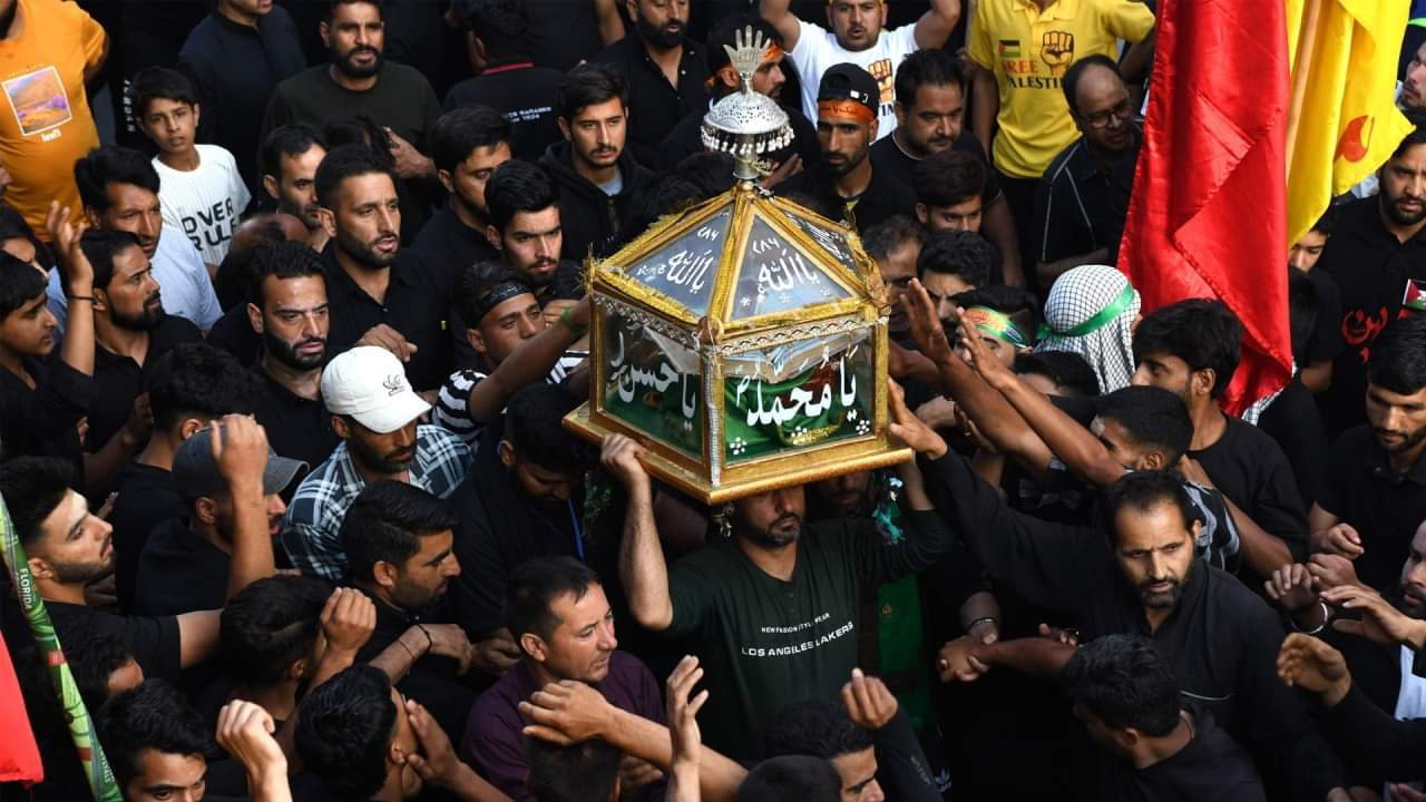 jammu kashmir Muharram 2024 : Shia Muslim mourners took out the eighth Muharram procession in Srinagar