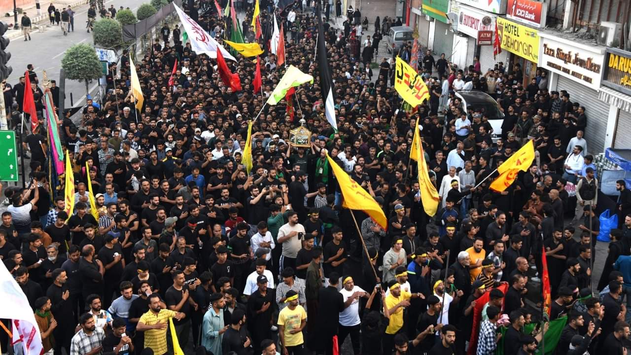 jammu kashmir Muharram 2024 : Shia Muslim mourners took out the eighth Muharram procession in Srinagar