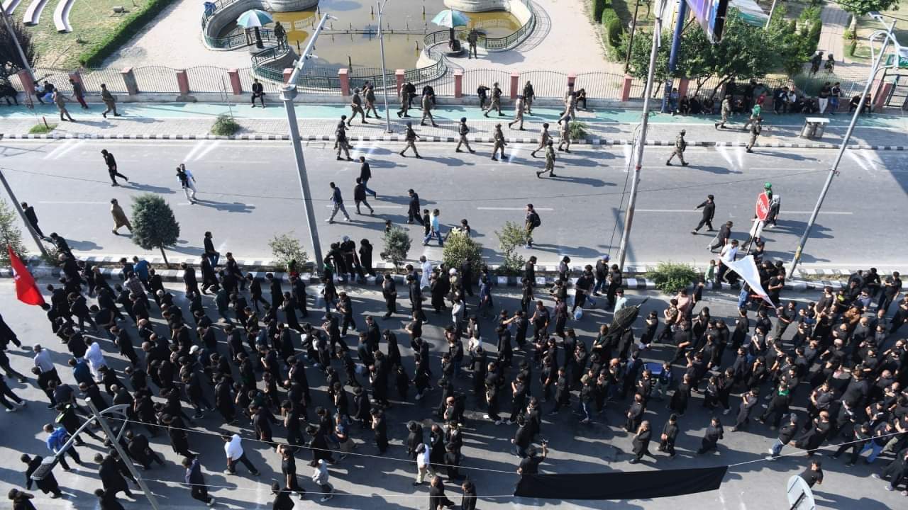 jammu kashmir Muharram 2024 : Shia Muslim mourners took out the eighth Muharram procession in Srinagar