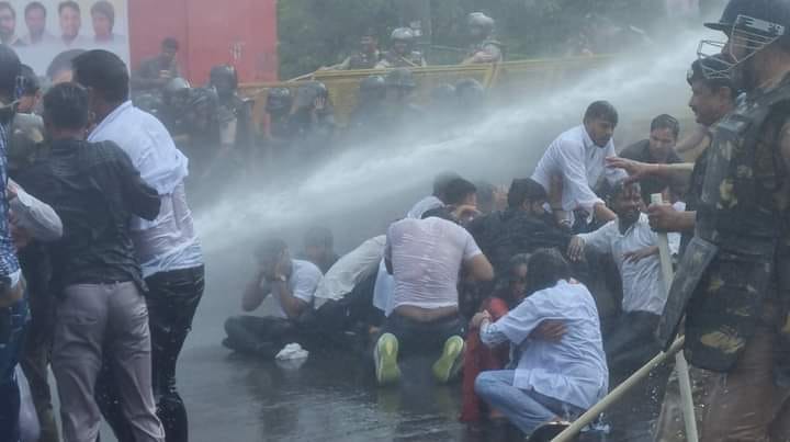 NSUI protest in Bhopal, many including Jeetu Patwari injured in police use of force, some admitted in hospital