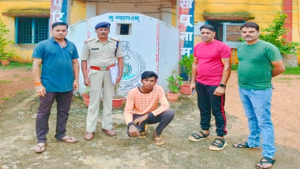 पुलिस की गिरफ्त में आरोपी