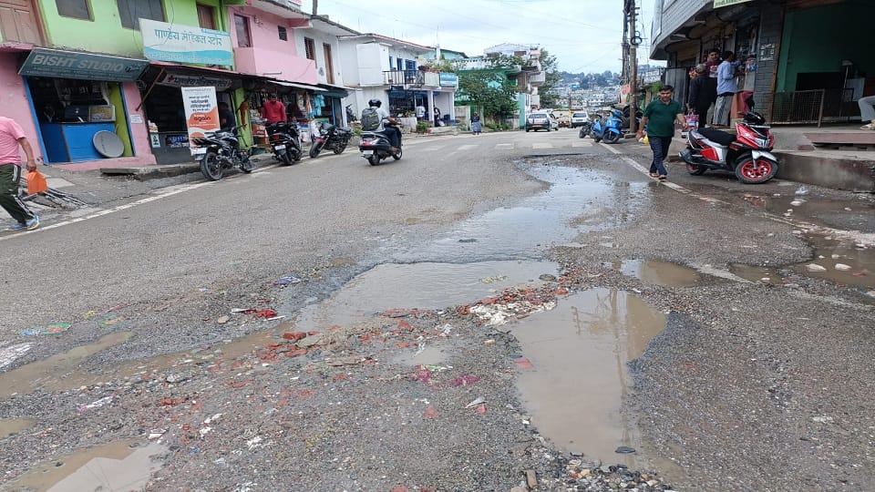 Drinking water scheme pipe burst, thousands of liters of water wasted in pithoragarh