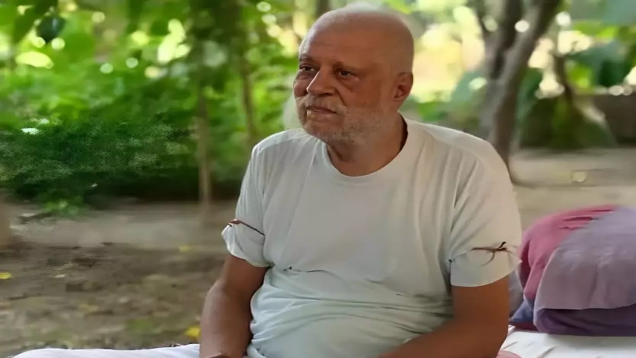 Police put 13 people including Raja Bhaiya's father Uday Pratap Singh under house arrest in the fort, force de