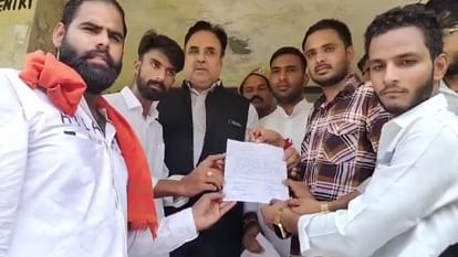 Alwar News: छात्रसंघ चुनावों पर लगी रोक हटाने को लेकर छात्रों का प्रदर्शन, एनएसयूआई ने कुलपति को ज्ञापन सौंपा Alwar News: Students protest against lifting of ban on student union elections, NSUI submits memorandum to VC