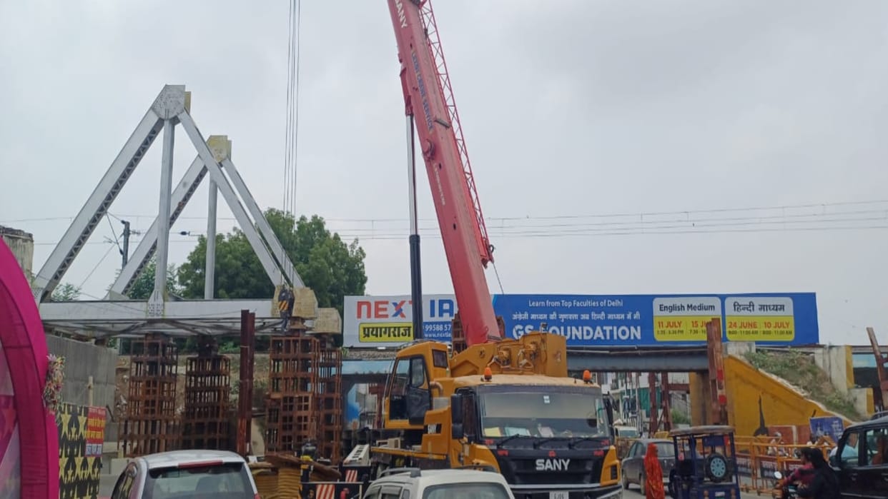 Road below Idgah bridge closed for three months from today, traffic diversion will be towards Kothaparcha.