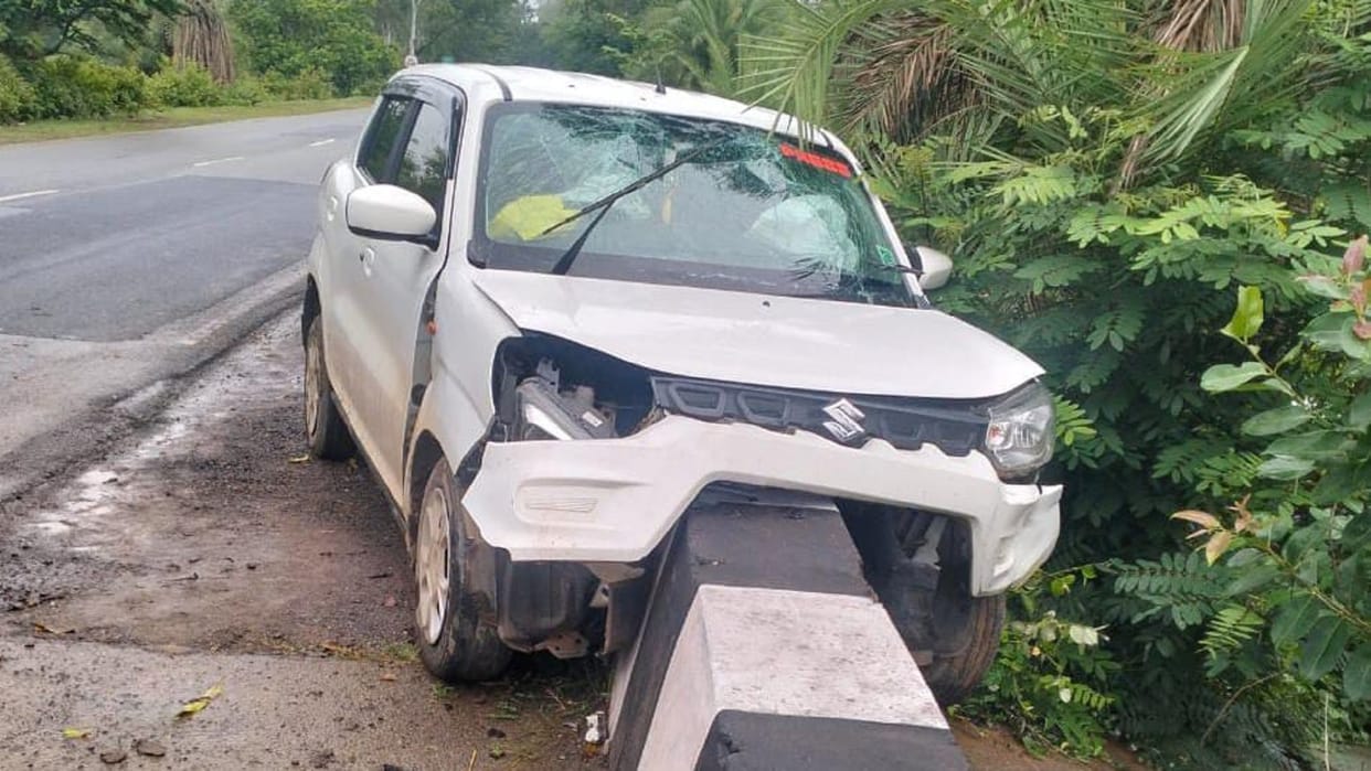 High speed car collided with a bridge in Jagdalpur