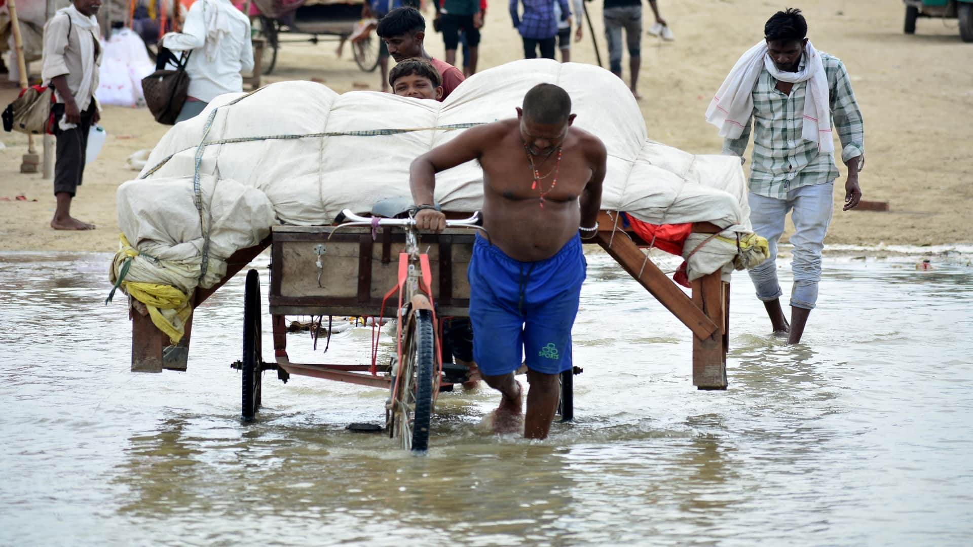 Water level of Ganga-Yamuna is rising rapidly in Prayagraj, shopkeepers started taking shelter in safe places.