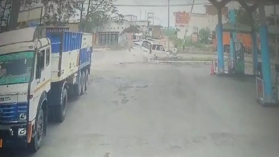 Video goes viral of two cars clash on Cheeka Kaithal road