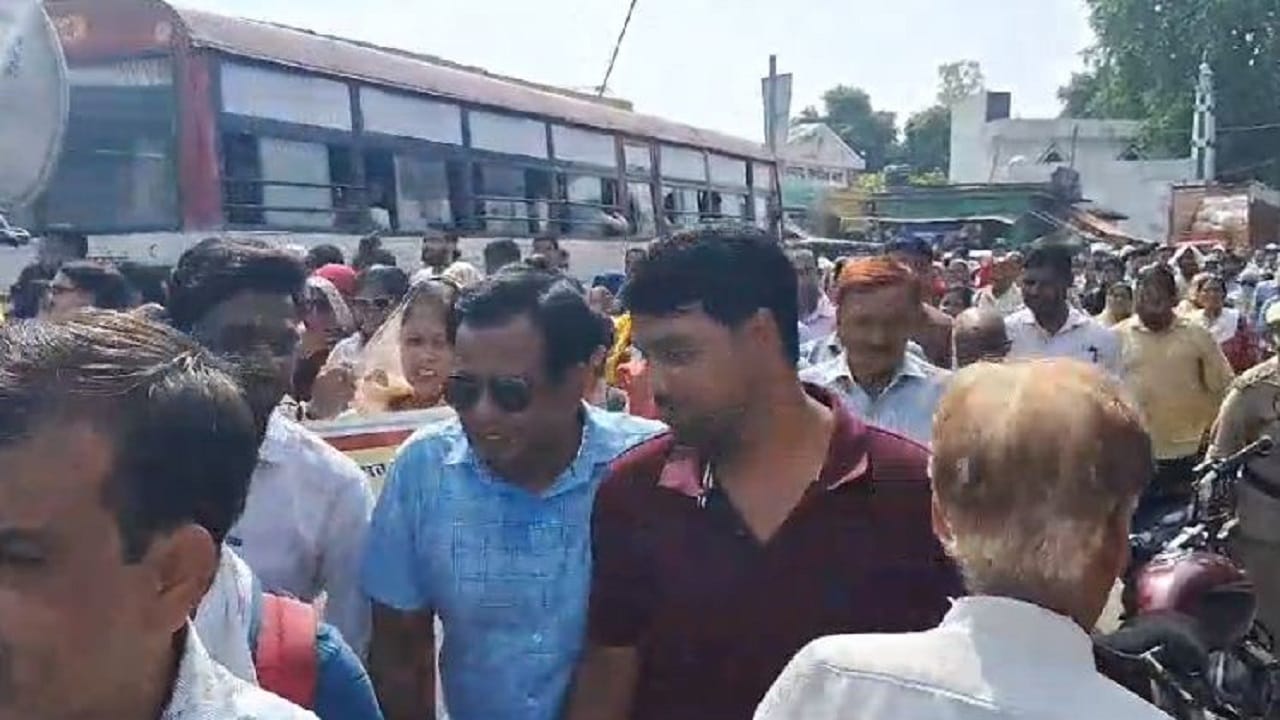 Teachers protested against online attendance in Bareilly Division