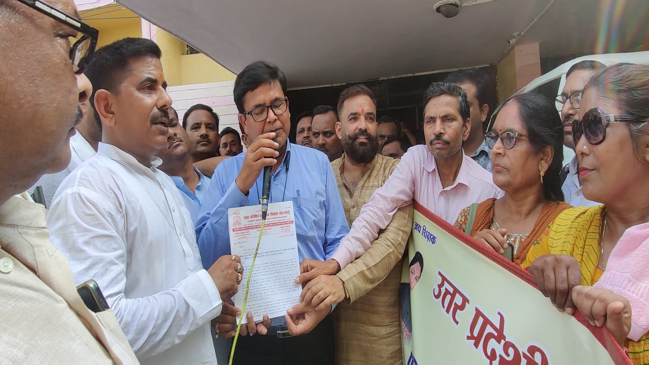 Teachers protested against online attendance in Bareilly Division