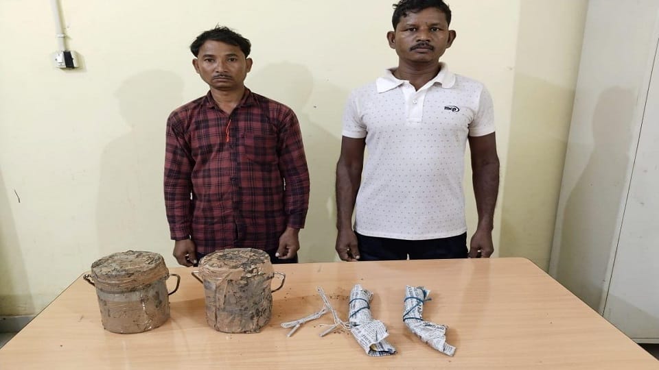 Two Naxalites carrying a bounty of Rs 1 lakh each arrested in Bijapur