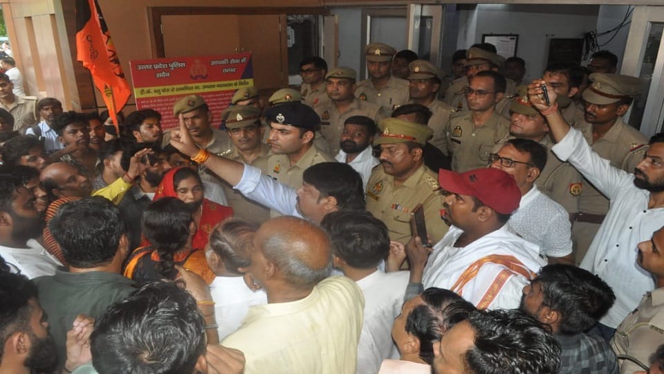 Agra police woke up after the demonstration at police station immediately arrested kidnapping accused