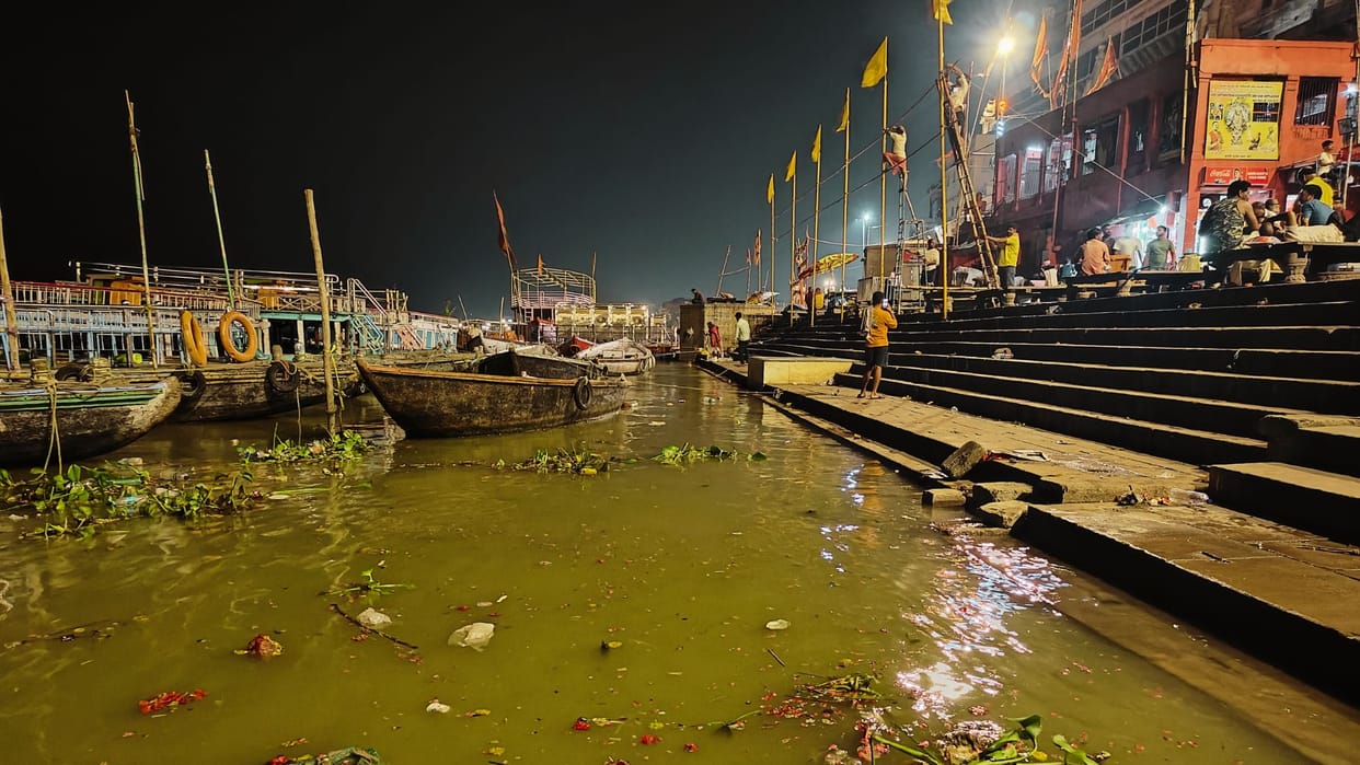 Rain affect Aarti place on Ghats in kashi got submerged