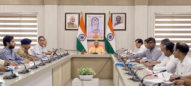 Cm Yogi Adityanath Meeting With Officers Of Energy Department In ...