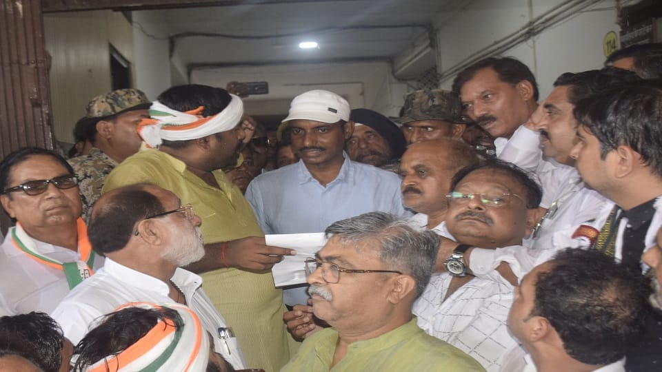 Congressmen create ruckus in Agra Municipal Corporation scuffle with security personnel