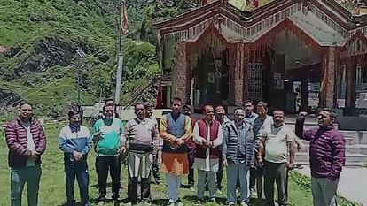 protest of pilgrim priests regarding the construction of Kedarnath temple in Delhi