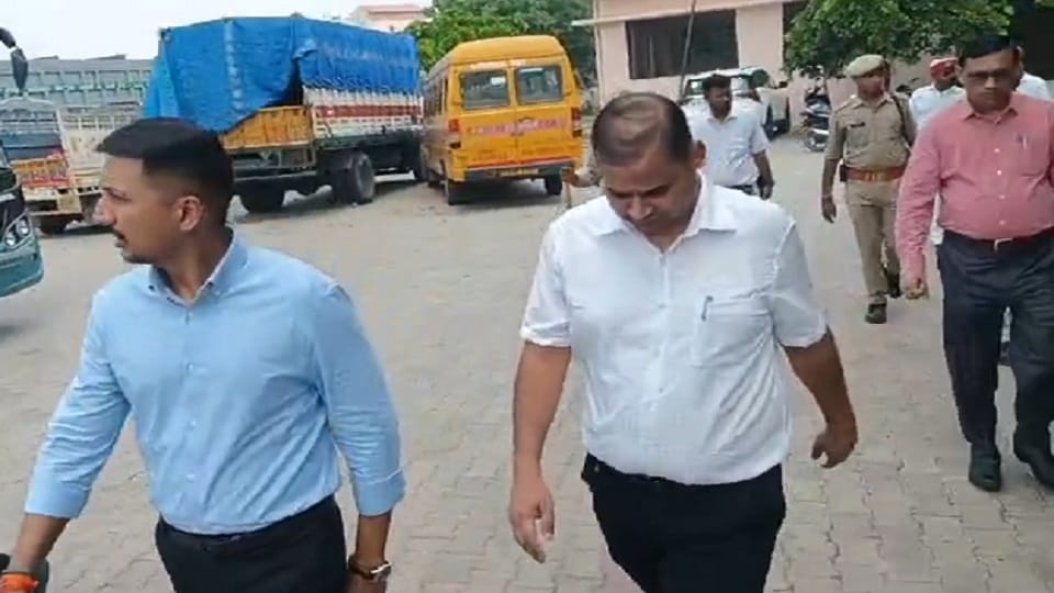 Aligarh DM Visakh ji raids RTO office-training center