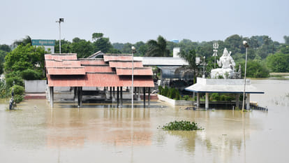 In Gorakhupr, Rapti river reached 93 cm above the danger mark, the process of increasing continues