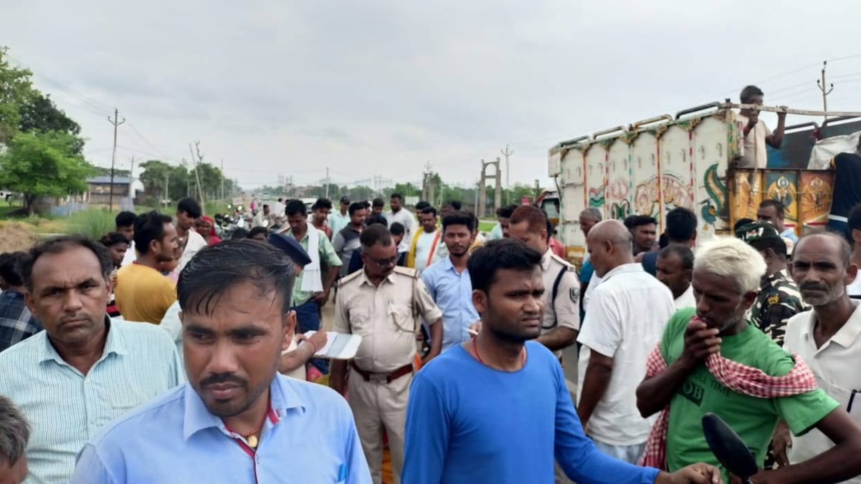 Gaya News: unknown vehicle ran over a cyclist going to work, died on spot; Angry people blocked road