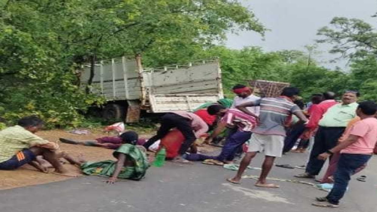 Pickup full of workers overturned in Raigarh: One dead, 20 people reported injured