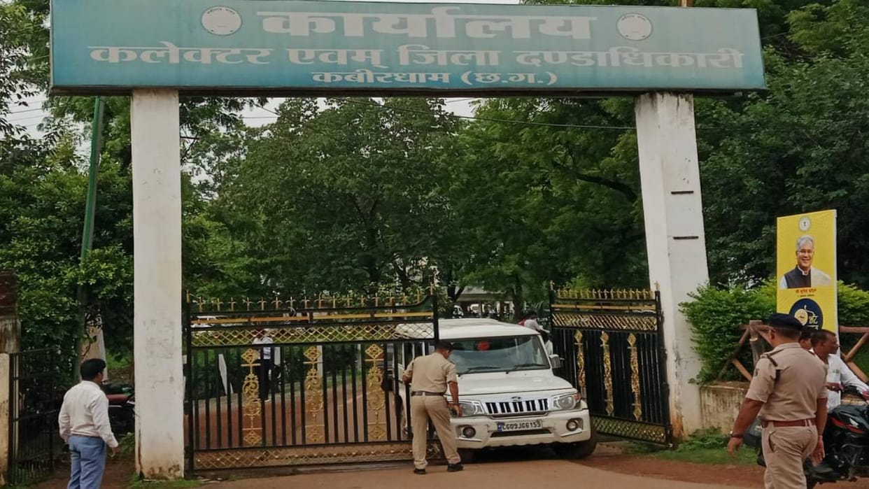 teacher reached school after consuming alcohol and  suspended by collector In Kabirdham