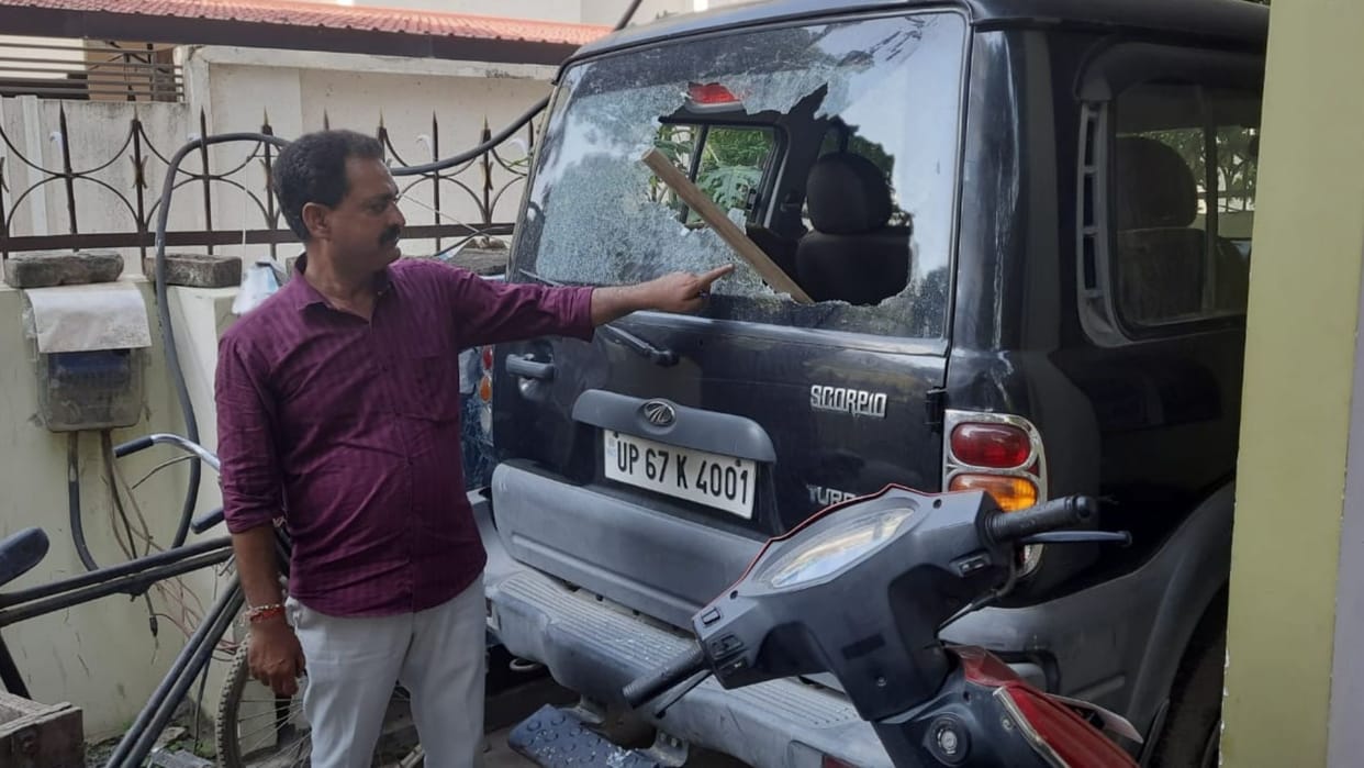Miscreants broke the glass car after entering the councillor house in chandauli report filed