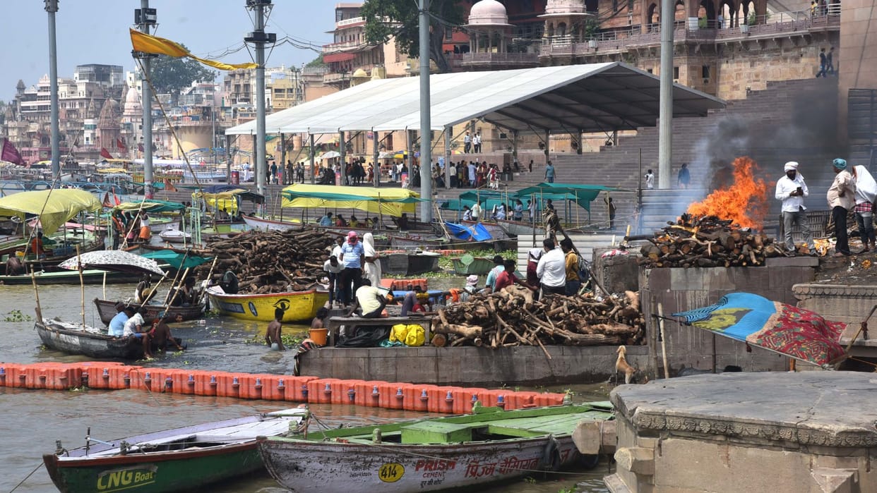 Flood in varanasi many ghats lost connectivity Ganga reached steps of Manikarnika Ghat