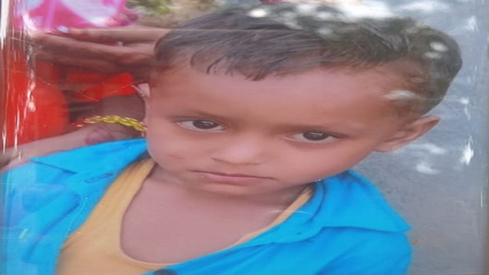 A second class student going to school was crushed by a school bus