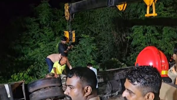 नवी मुंबई में सड़क हादसे के बाद राहत और बचाव कार्य