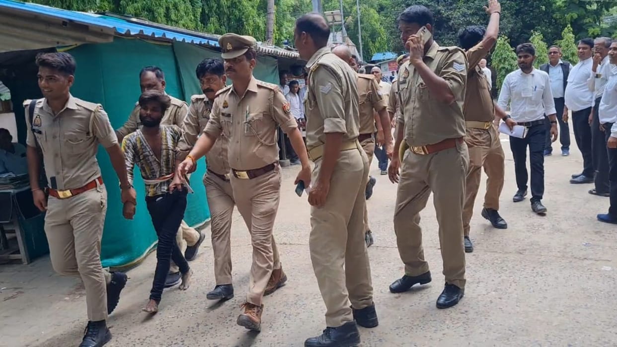 prisoner escaped by slipping off handcuffs while going to court in Jaunpur police arrested