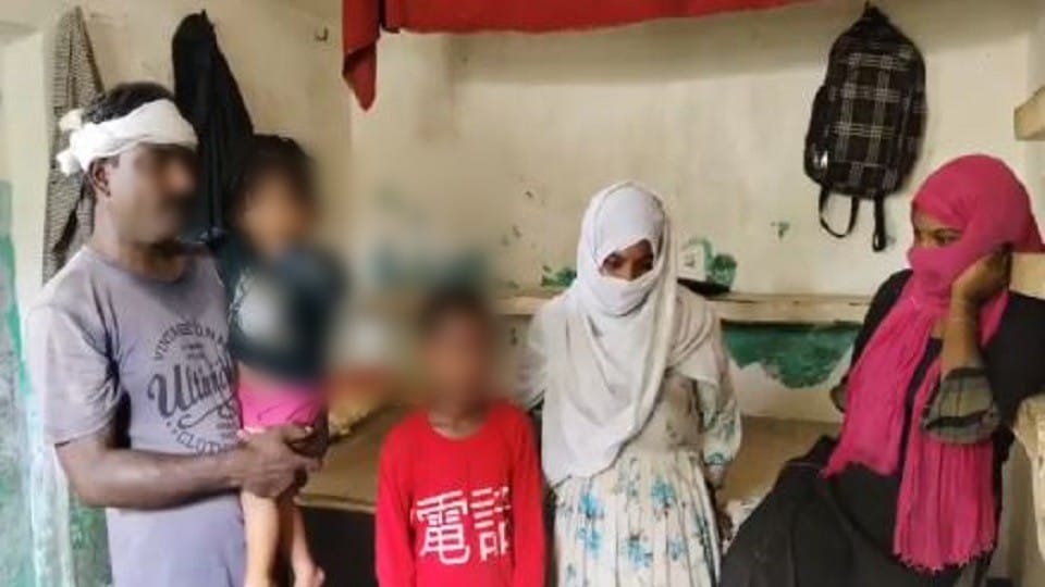 Love with samdhan father of ten children absconded with the mother of six children in kasganj