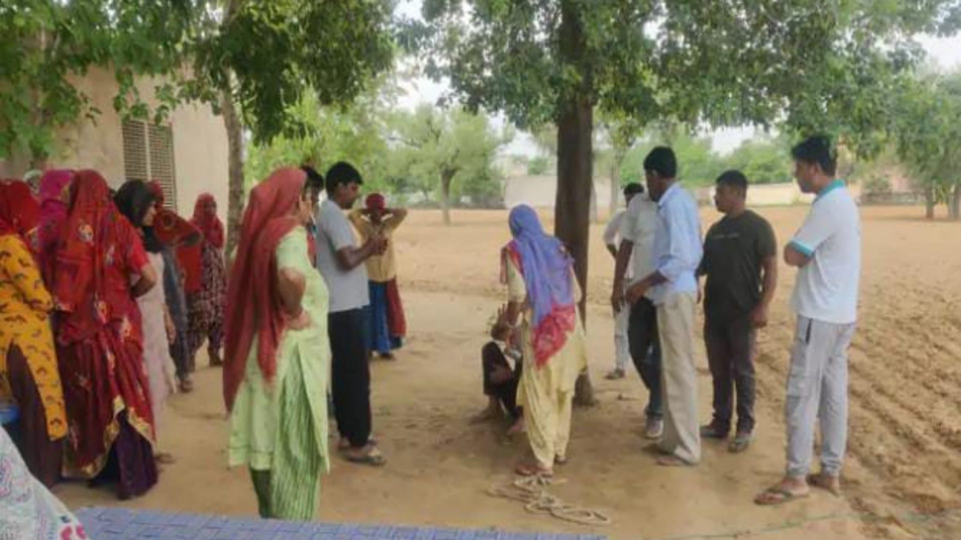 पेड़ से बांधकर युवक की पिटाई