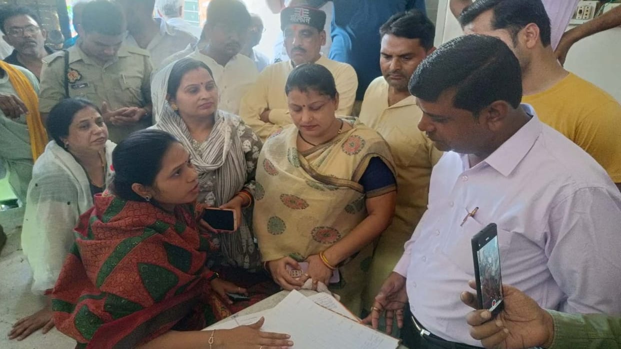 Hamirpur: MLA reprimanded over power cuts, SDO said MLA should apologize
