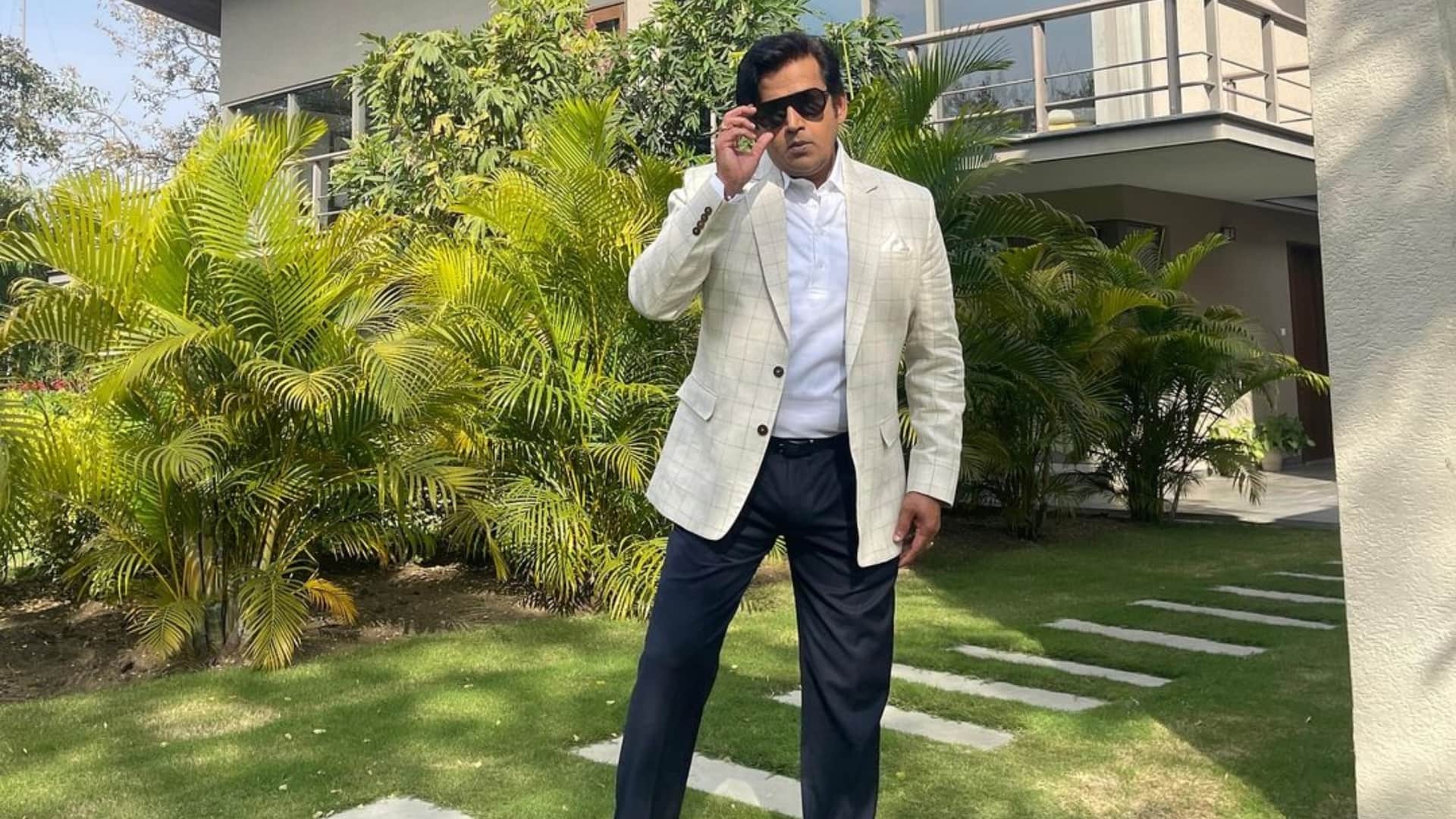 Ravi kishan birthday special life story and struggle bathing in milk and sleeping on rose petals