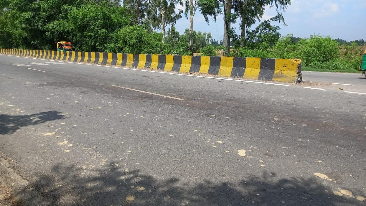 young man died in accident on Bareilly highway his body kept getting crushed by vehicles