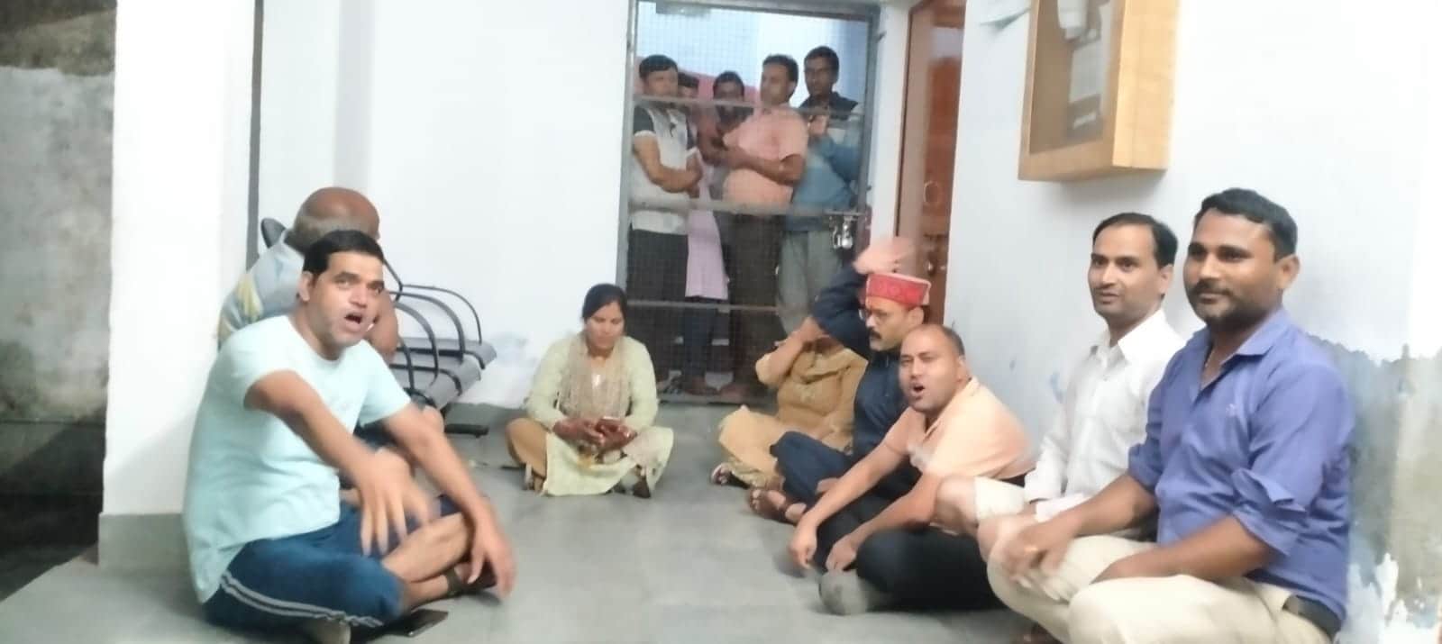 सरकार के खिलाफ नारेबाजी करते आंदोलनकारी